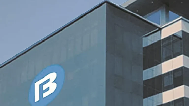 Bajaj Finance shares fall 7.4% chart Nov 11 2025