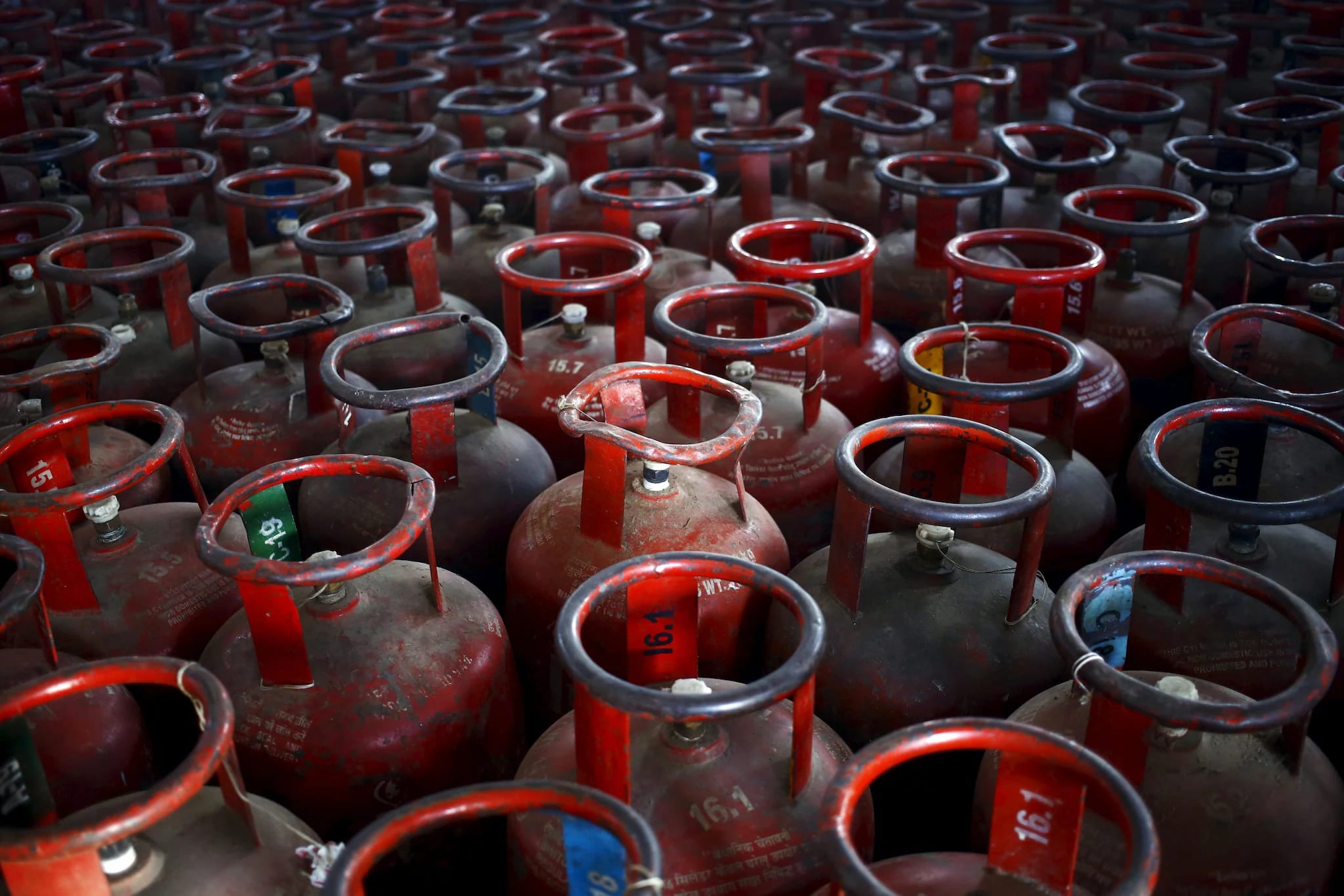 A chart showing the financial gap and LPG price trends in the Indian energy market