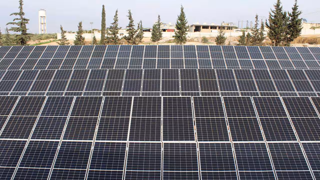 waaree renewable bags: The Key Game-Changing Update 1 Solar panels installed at a large-scale ground-mounted solar farm site