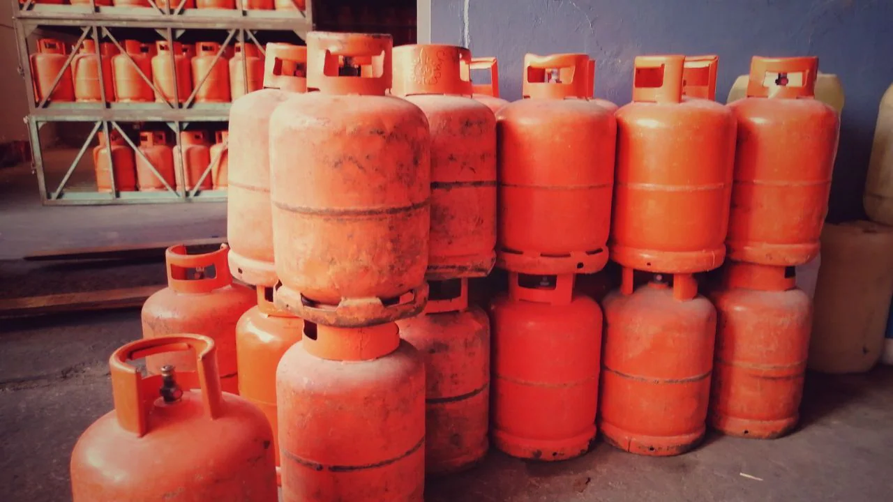 lpg price hiked: The Essential Urgent Update for Households 1 A close-up of a domestic LPG cylinder representing the recent lpg price hiked announcement.