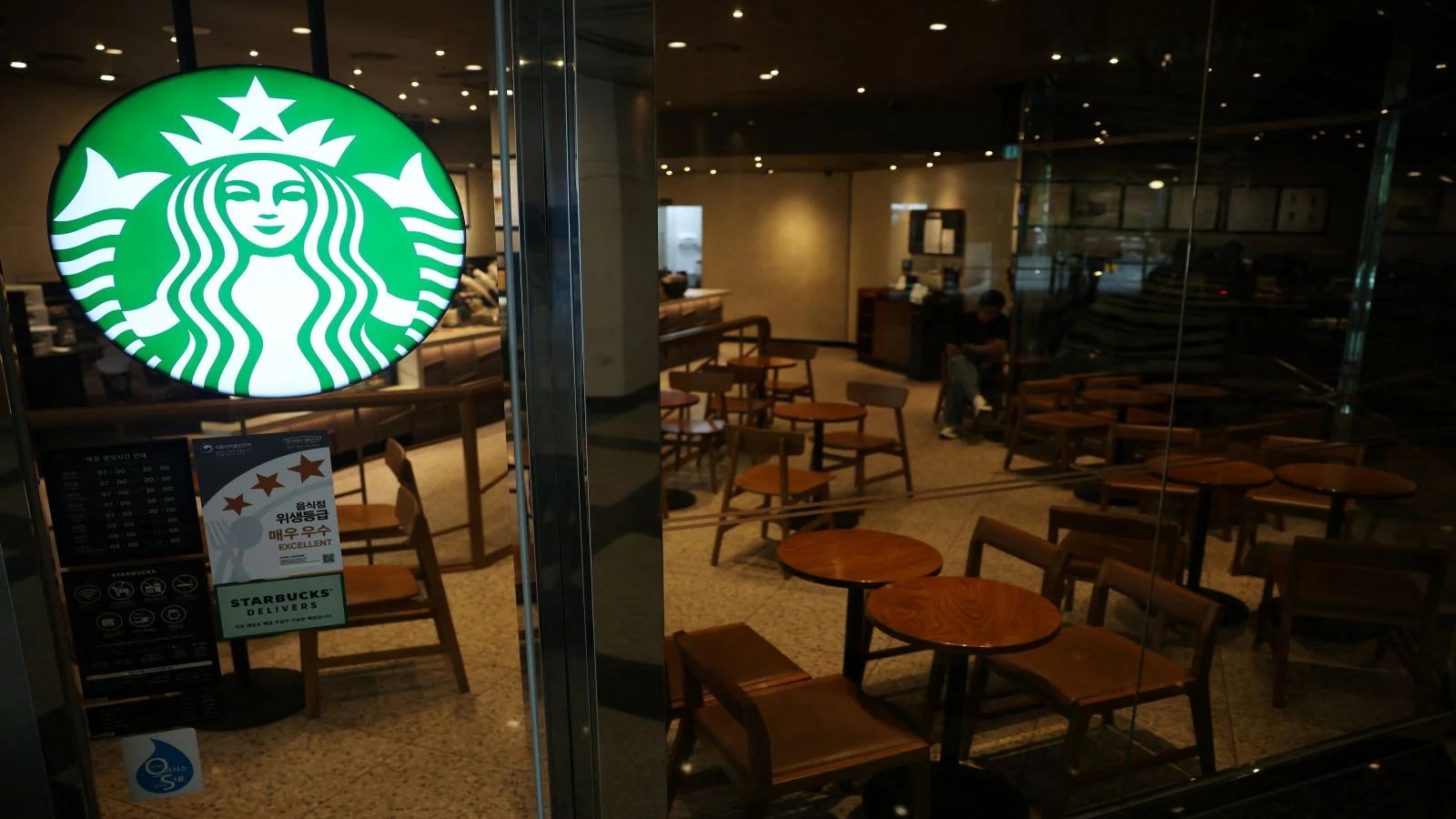 tata starbucks eyes: The Key Guide for Growth 1 A modern Starbucks Reserve store interior representing the tata starbucks eyes expansion strategy