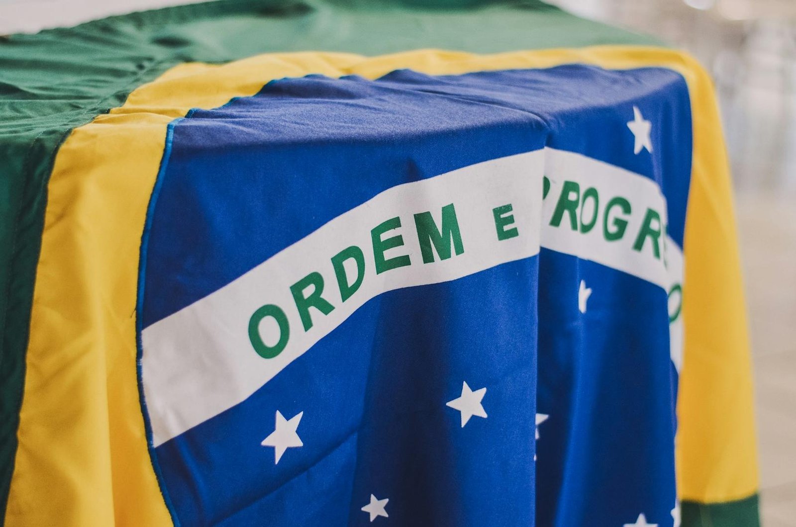 brazil's central bank: The Essential Urgent Update 1 A digital representation of brazil's central bank oversight on cryptocurrency exchange platforms