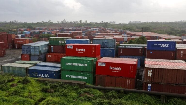 Graph showing the recent trend of India's trade gap and merchandise deficit