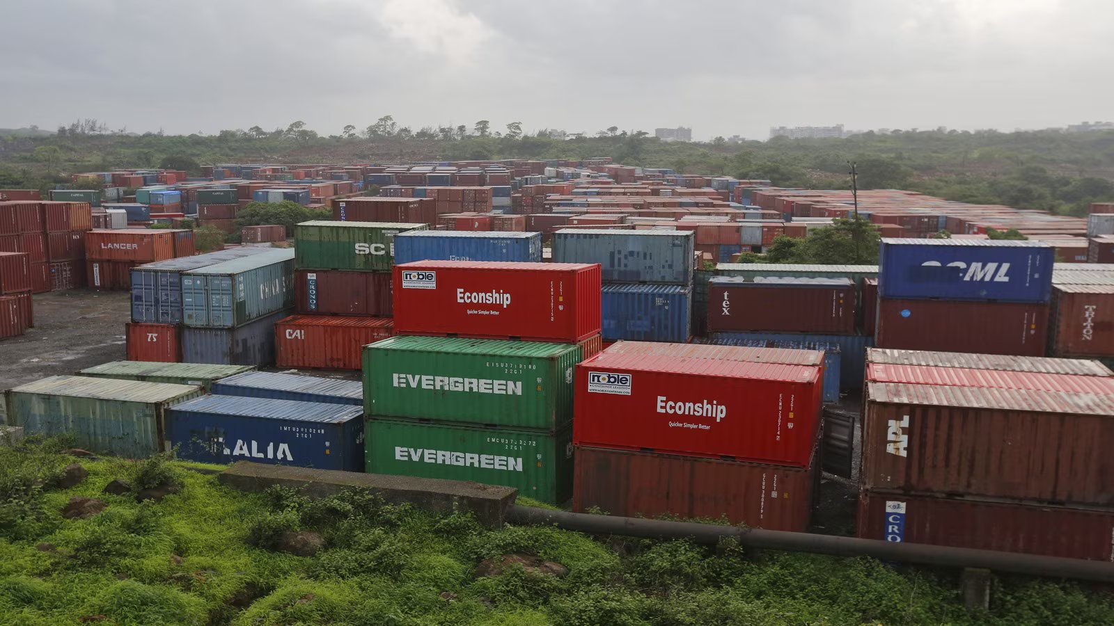 India's trade gap: The Essential Alarming Update 1 Graph showing the recent trend of India's trade gap and merchandise deficit